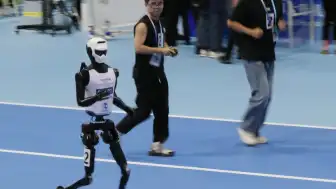 Çinli İnsansı Robot "Lightning", 100 Metreyi Usain Bolt'tan Hızlı Koştu