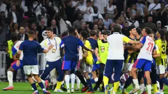 Fenerbahçe-Lyon Maçı Sonrası Saha Karıştı: Guendouzi'ye Çirkin Saldırı Girişimi
