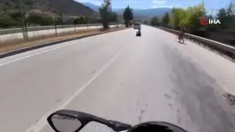 Karabük'te Kara Yolunda Yürüyen Kişiler Trafiği Tehlikeye Attı
