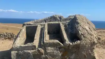 Gökçeada'da 2.400 Yıllık Kaya Oyma İkiz Mezar Bulundu