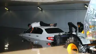 Adana'da Sağanak Yağış Hayatı Olumsuz Etkiledi: Yollarda Su Baskınları Oluştu