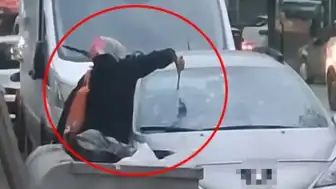 Bursa'da K., Eşiyle Tartıştıktan Sonra Otomobiline Çekiçle Vurdu