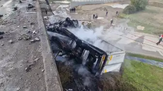 Düzce'de TIR köprüden uçtu, sürücü atlayarak kurtuldu