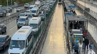 İstanbul'da Akşam Trafiği Yoğunlaştı: Yağış Nedeniyle Ana Arterlerde Güçlükle İlerleniyor