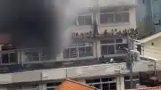 Tokyo'da İlkokulda Yangın: Öğrenciler Pencereden Sarkarak Kurtarıldı