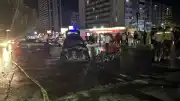 Esenyurt'ta otomobil ve motosiklet çarpıştı: İki kişi yaralandı, araçlar yanarak kullanılamaz hale geldi