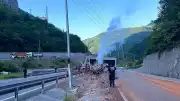 Maçka'da Kamyon Bariyerlere Çarparak Yandı: 1 Ölü