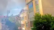 Tuzla'da Çatı Yangını Yandaki Apartmana Sıçradı