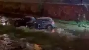 Yunuseli Mahallesi'nde zincirleme trafik kazası: 2 otomobil dereye yuvarlandı