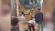 Beyoğlu'nda Metruk Bina Çöktü