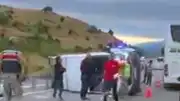Erzincan-Erzurum Kara Yolunda Minibüs Devrildi: 16 Yaralı