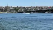 Haliç'te Tur Teknesi Köprü Ayağına Çarptı: Bir Personel Denize Düştü
