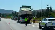 İzmir'de Sıra Dışı Kaza: Otomobil Tekne Taşıyan Çekiciye Çarptı