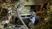 Kocaeli Gölcük'te Otomobil Apartman Boşluğuna Devrildi: 2 Yaralı