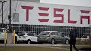 Tesla Sürücüsü Kazadan Önce Gaz Pedalına Tam Bastı: FSD Devre Dışı Kaldı