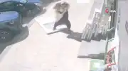 Karaman'da Kaldırımda Yürüyen K.ın Üzerine İş Merkezi Kapısı Düştü