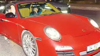 Feyza Civelek'in Lüks Otomobili Gündemde: Porsche 911 Cabriolet'nin Fiyatı ve Özellikleri