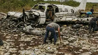Paraguay'da 5 Milyon Dolar Taşıyan Uçak Düştü: Paralar Saçıldı, Halk Topladı