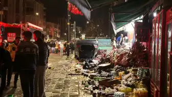 Sivas'ta Devrilen Otomobil İş Yerlerine Zarar Verdi