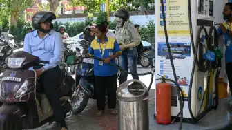 Hindistan'da Yakıt Fiyatlarına Zam Yapıldı