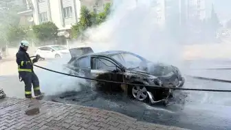 Antalya'da Seyir Halindeki Otomobil Alev Aldı, Küle Döndü