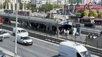 Beylikdüzü Metrobüs Durağında 'Yan Bakma' Kavgası: 1 Ölü, Baba ve Oğlu Gözaltında