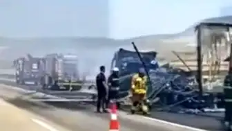 Tarsus-Adana-Gaziantep Otoyolu'nda Tır Yangını: Araç Kullanılamaz Hale Geldi