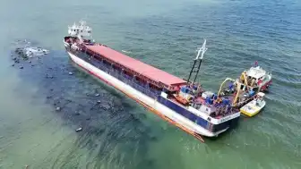 Karasu Sahili'nde Karaya Oturan Gemide Yük Tahliyesi Başladı