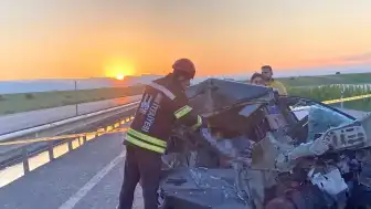 Erzurum'da Otomobilin Kamyonete Çarpması Sonucu 3 Kişi Yaşamını Yitirdi