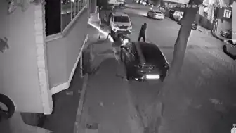 Esenyurt'ta Silahlı Çatışma: Çok Sayıda Araç ve İş Yerine Kurşun İsabet Etti