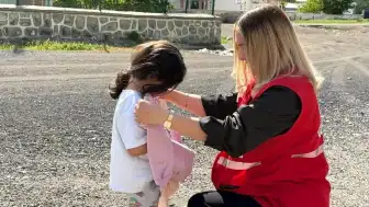 Doğubayazıt'ta Türk Kızılay Şubesi'nden Çocuklara Giyim Desteği