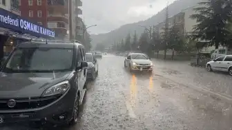 Gümüşhane'de Şiddetli Sağanak ve Dolu: Caddeler Sular Altında Kaldı, Kaya Parçaları Balkona Düştı