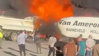 Hatay'da Yük Boşaltan TIR'larda Yangın Çıktı, Söndürüldü