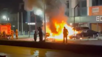 İstanbul'da Lüks Araçlarda Kundaklama Şüphesiyle Yangın: 4 Araç Kül Oldu