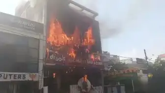 Hindistan Lucknow'da Eğitim Merkezinde Yangın: En Az 14 Kişi Yaşamını Yitirdi