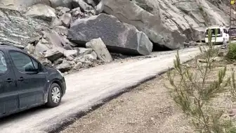 Sinop'ta Heyelan Nedeniyle Ayancık Köy Yolu Ulaşıma Kapatıldı