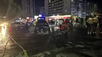 Esenyurt'ta otomobil ve motosiklet çarpıştı: İki kişi yaralandı, araçlar yanarak kullanılamaz hale geldi
