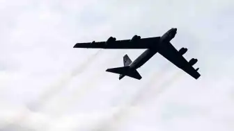 California'da ABD Hava Kuvvetleri'ne ait B-52 bombardıman uçağı düştü