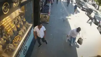 Van'da Cumhuriyet Caddesi'nde Bir Binanın Dış Cephesinden Beton Parçaları Düştü