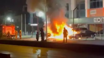 Bakırköy'de 4 otomobil alevlere teslim oldu, 50 milyon TL hasar oluştu