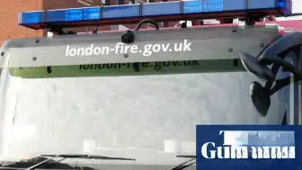 Londra Doğu Yakasında Demiryolu Şevinde Yangın: 100'den Fazla İtfaiyeci Müdahale Ediyor