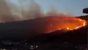 İzmir Çiğli'de Otluk Alanda Yangın: Hava Desteği Kesildi, Karadan Müdahale Devam Ediyor
