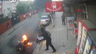 Küçükçekmece'de Arızalı Motosiklet Alev Aldı: Su Bidonlarıyla Müdahale Edildi