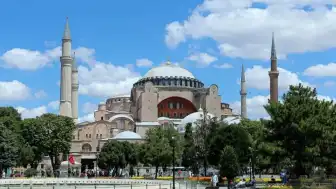 İstanbul Ayasofya'da İncil okuduğu iddia edilen iki Rus vatandaşı gözaltına alındı