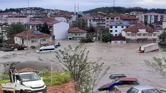 5 İlde Sağanak Etkili Oldu: Bodrum Katları ve Araçlar Sular Altında Kaldı