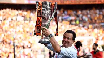Acun Ilıcalı, Hull City'nin Premier Lig'e Yükselmesiyle Wembley'de Kupa Kaldırdı