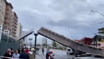 Ankara'da Damperi Açık Kamyon Üst Geçide Çarparak Yıktı: 3 Yaralı