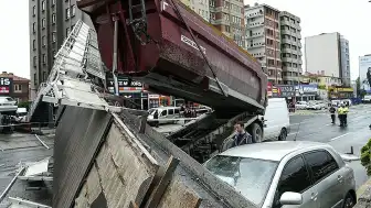 Ankara'da Damperi Açık Tır Üst Geçide Çarparak Yıkılmasına Neden Oldu: 3 Yaralı