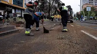 Ankara'da Şiddetli Rüzgar Nedeniyle İki Araç Hasar Gördü