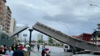 Ankara'da Üst Geçide Çarpan Kamyon Yıkıldı: 3 Yaralı